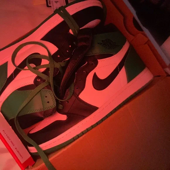 pine green Jordan 1’s size 12